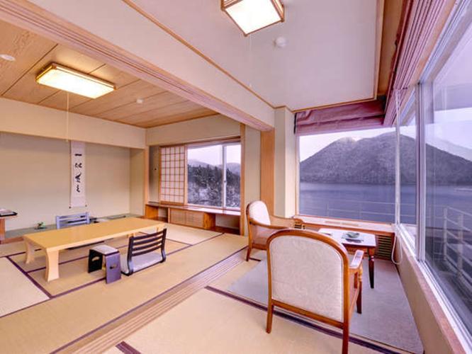 【特別室】和室10+3畳の角部屋。まるで湖に浮かんでいるような景色が堪能できます。（客室一例）