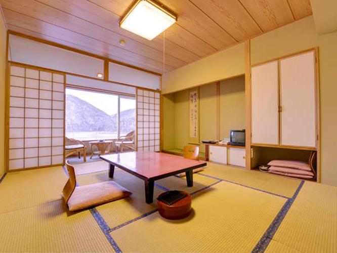 【和室10畳】美しい然別湖の景観を眺めながら、贅沢な時をお過ごし下さい（客室一例）