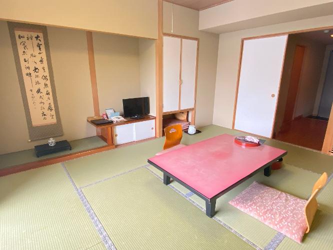 【和室10畳】ほっと安らぐ客室でのんびりとお過ごしください。（客室一例）