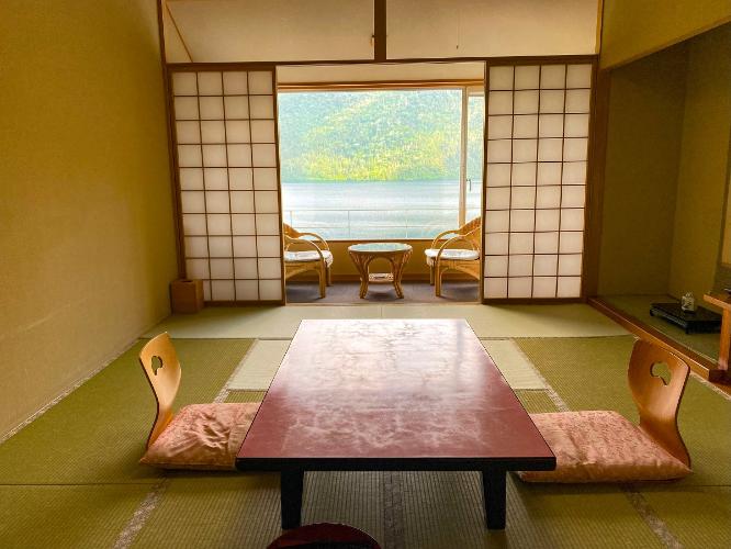 【和室10畳】全室から美しい然別湖をご覧いただけます。（客室一例）