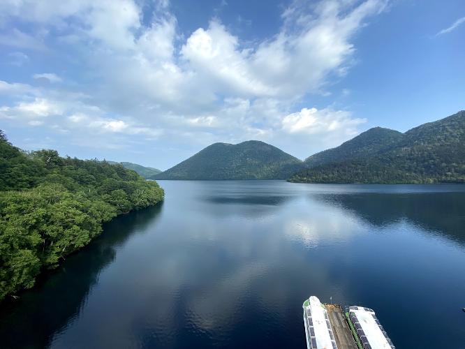 【和室10畳】客室からの眺め。正面に天望山がそびえます。（客室一例）
