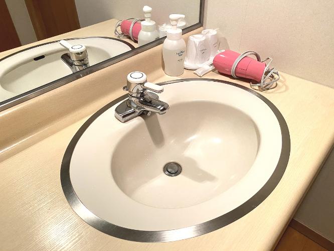 【和室10畳】洗面所には大きな鏡もございます。