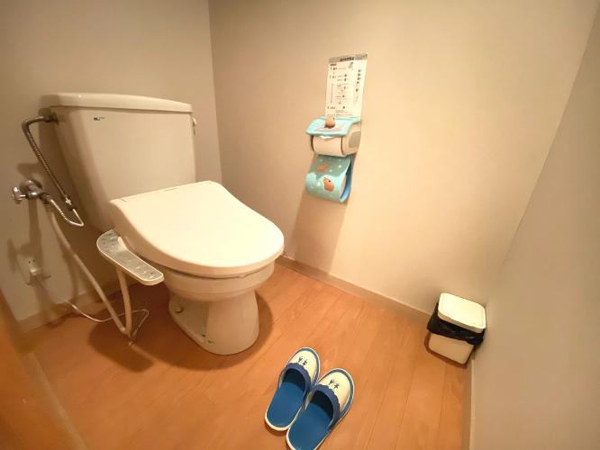 【和室10畳】トイレにはウォシュレットを完備。