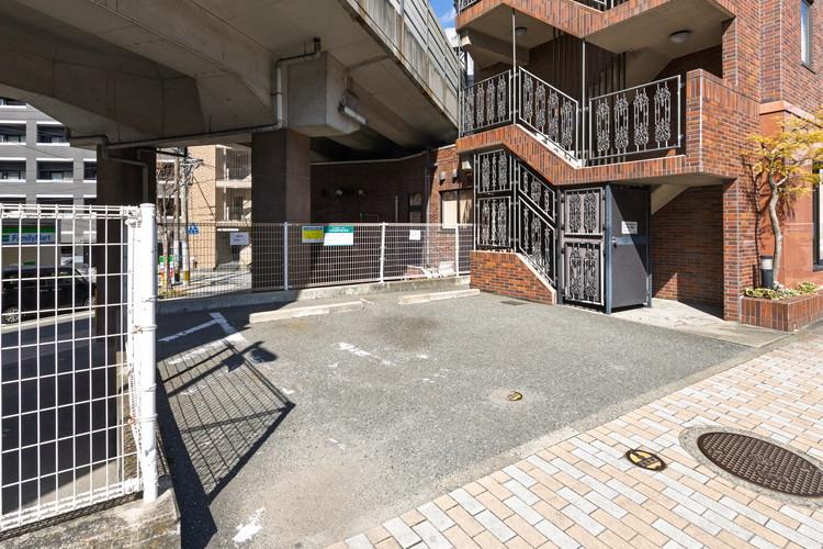 敷地内平面駐車場　1泊料金（15:00～翌10:00 1,500円）、収容台数：5台、※先着順、予約不可です、※満車の場合は契約駐車場をご案内いたします