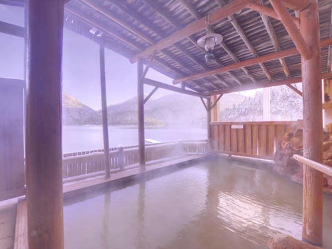 【露天風呂】湖にせりだした露天は、まるで湖に入っているかのような感覚をもたらしてくれます