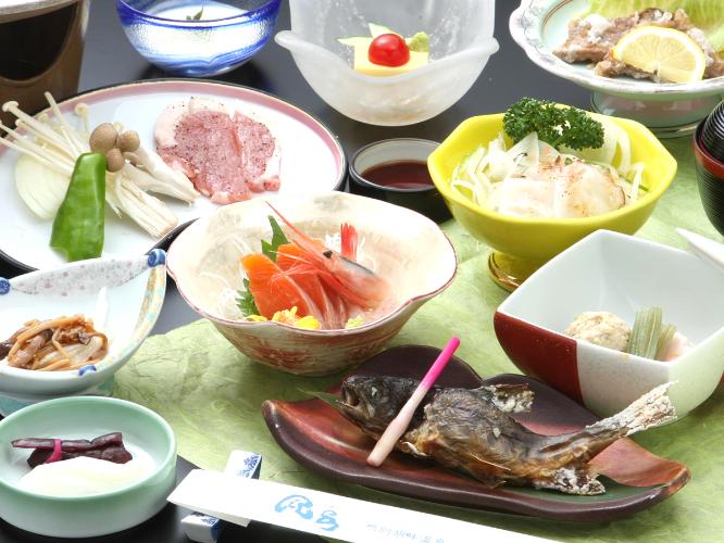 お料理一例／【然別膳】地元鹿追ポークの陶板焼きなど、郷土の味をふんだんにご堪能ください。