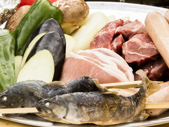 新鮮なお刺身や十勝産の豚肉、滋味豊かな山の幸など、郷土の食材をふんだんに。