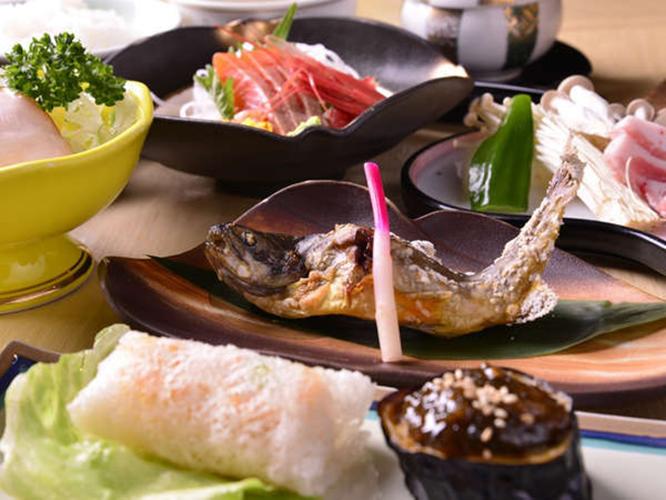 【夕食一例】地場食材の山海の幸をふんだんにご賞味下さい。
