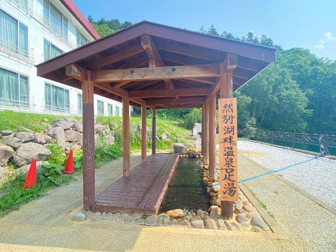 ホテル裏にある足湯（5月中旬〜10月下旬頃）