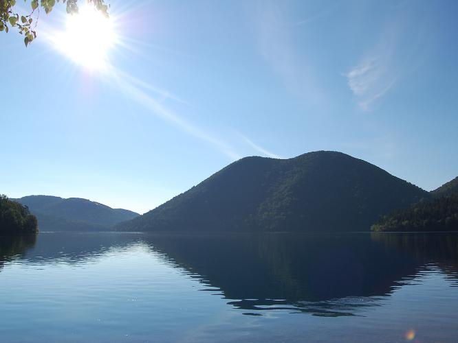 【天望山】ホテル目の前に見える標高1174mの山。湖に映り込む姿から、別名「くちびる山」とも