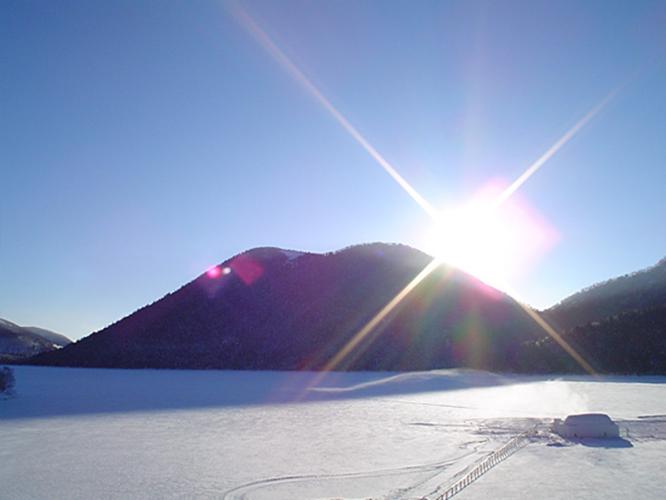 【冬】1月下旬全面結氷した然別湖にわずか60日間だけの幻の村「しかりべつ湖コタン」が現れます