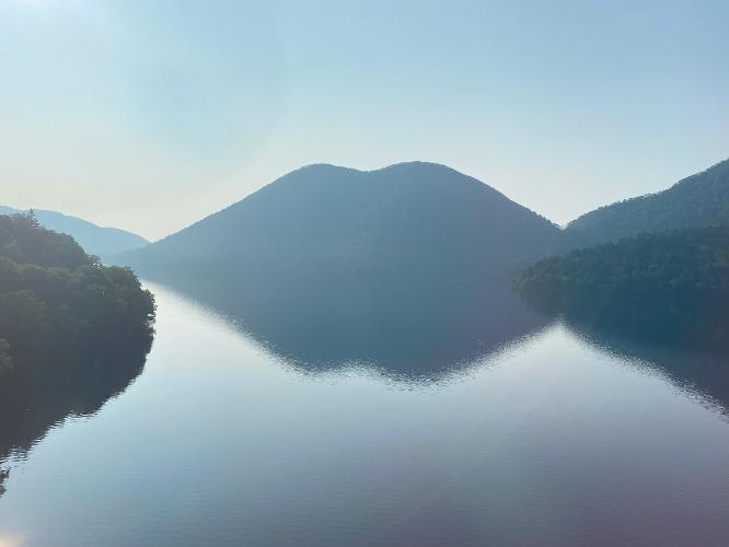 朝方のくちびる山。天望山の姿と湖面に映る影からそう呼ばれます。