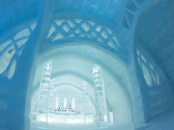 【しかりべつ湖コタン】透明度の高い美しい湖から切り出した透明な氷で作られるアイスバー