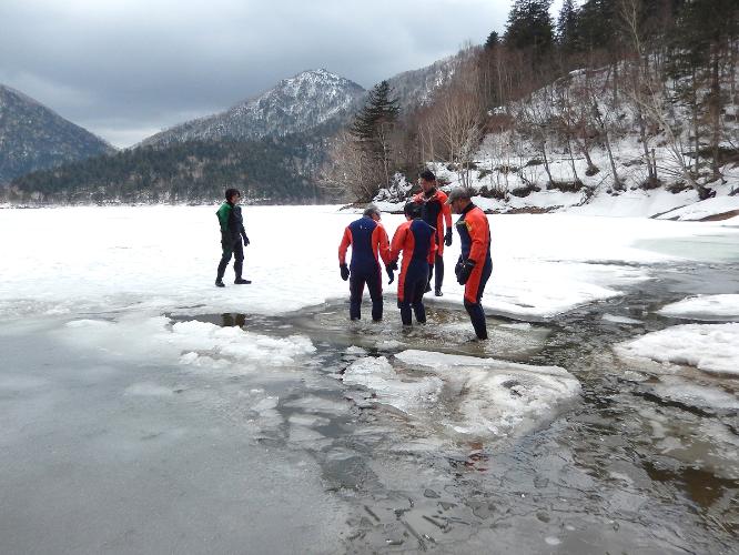 【融氷ウォーク】春だけ！融氷期の湖の上を自然探索♪美しくもダイナミックな然別湖の春を楽しもう！