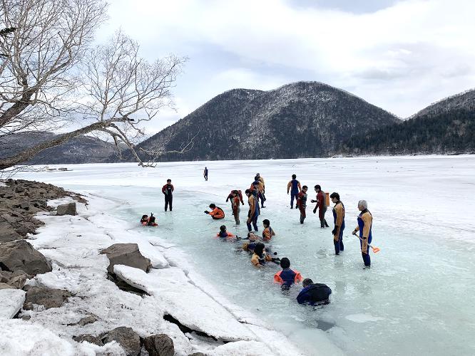 【融氷ウォーク】氷が融けはじめる春の湖へ！キラキラと美しいキャンドルアイスが見られることも