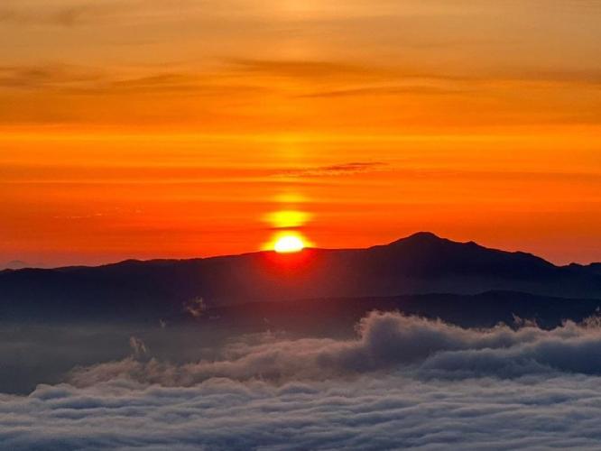 アンヌプリ山頂から見る朝日