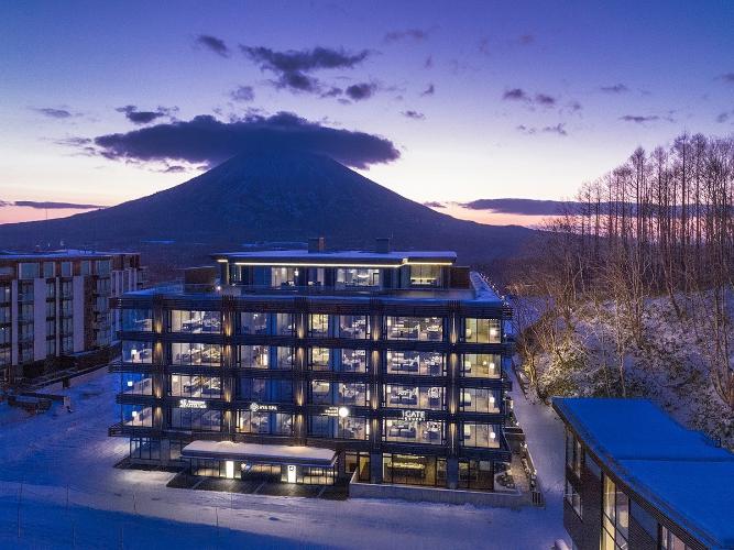 夕暮れの羊蹄山を背に
