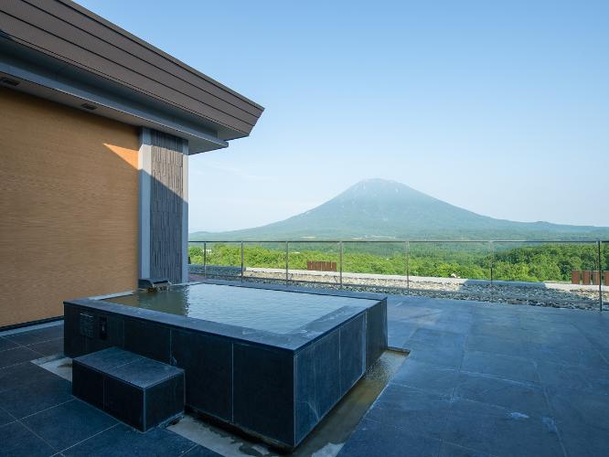 【ペントハウスA】客室露天風呂は自家源泉。羊蹄山を眺めながら至福のプライベートタイムを。