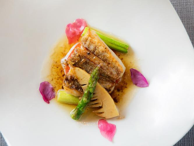 【函館銀座軒2025春】魚料理は春を告げる魚「メバル」のローストに春野菜を添えて