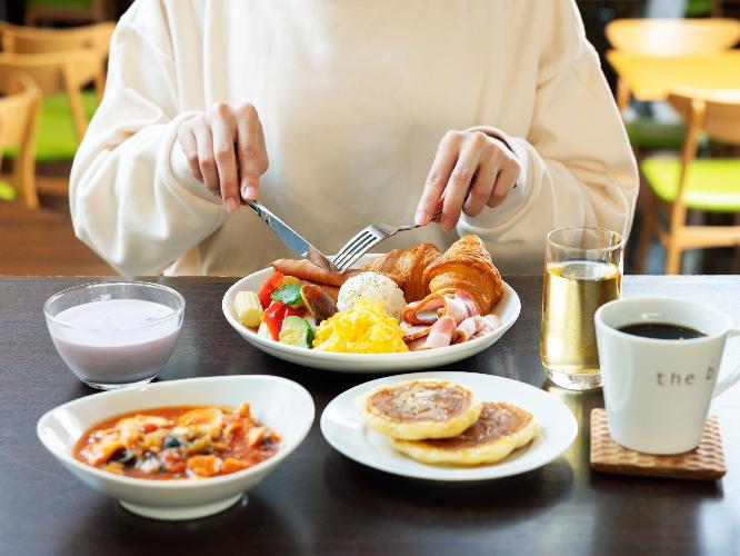 ＜朝食ライトミールブッフェ＞彩り豊かな料理とともに、朝にぴったりのバランスの取れた食事をお楽しみください