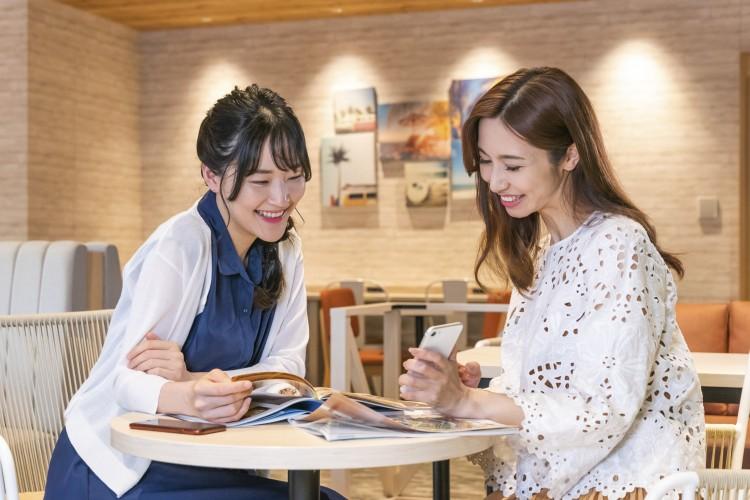 【ライブラリーカフェ】開放的な空間でカフェ内の本を読んだり旅の計画を立てるなど気ままにお寛ぎください