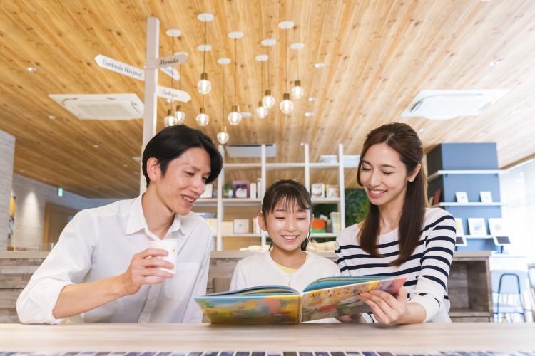 【ライブラリーカフェ】お子さまも楽しめる本もご用意。開放的な空間でゆったりした時間をお過ごしください