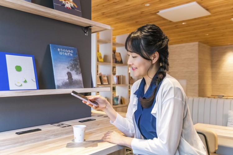 【ライブラリーカフェ】フリードリンクをご用意。コーヒーと共に読書など思い思いの時間をお過ごしください