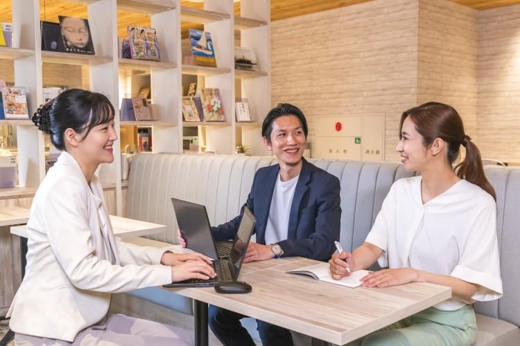 【ライブラリーカフェ】広々とした静かなスペースで打ち合わせなどビジネスシーンでもご活用いただけます