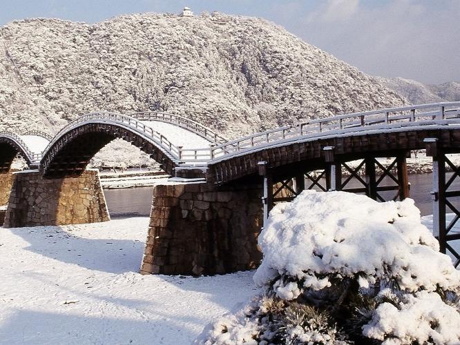 錦帯橋　日本3名橋のひとつにも数えられる国内屈指の木造橋です　写真提供：山口県観光連盟