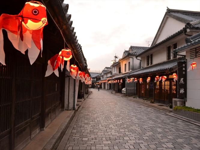 白壁の町並み金魚ちょうちん　JR柳井駅から徒歩10分　写真提供：山口県観光連盟