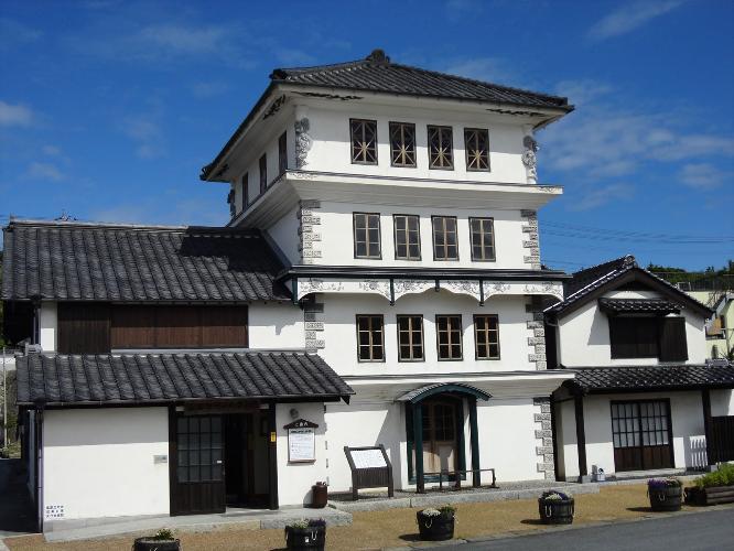 四階楼　1879（明治12）年に竣工された県内洋風建築最古のもののひとつで、国の重要文化財に指定されています　写真提供：山口県観光連盟
