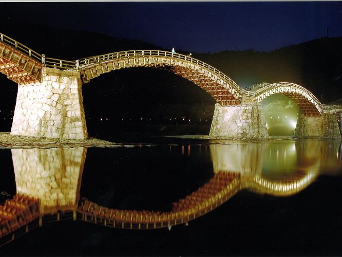 錦帯橋　国指定の名勝であり、日本を代表する木造橋です　写真提供：山口県観光連盟