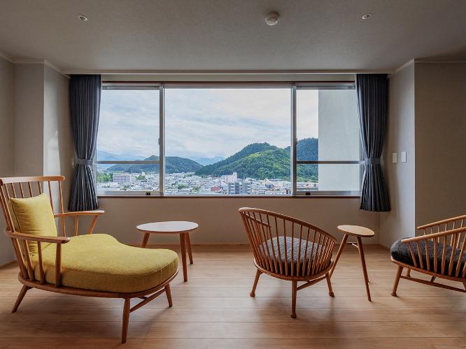 【特別貴賓室「琥珀」】舞鶴山を一望。お好きな席で景色をお楽しみください。