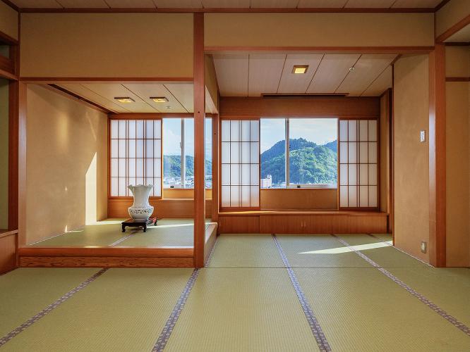 【特別貴賓室「珊瑚」】窓を開ければ、天童のシンボル舞鶴山や、天童の街を眺められます。