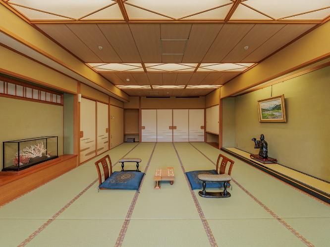 【特別貴賓室「珊瑚」】名人戦対局のため22畳の広さを持つ和室。貸出将棋で記念の一局をどうぞ。