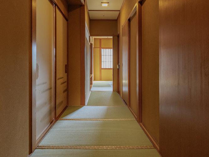 【特別貴賓室「珊瑚」】廊下も畳敷きで素足に心地よいです。