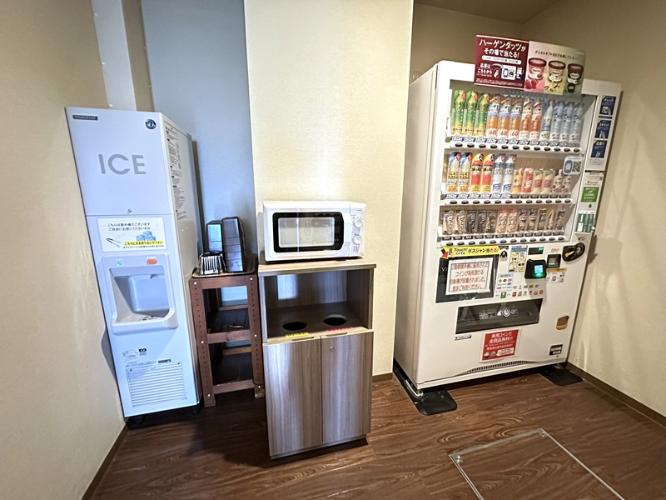 1F　自動販売機と製氷機