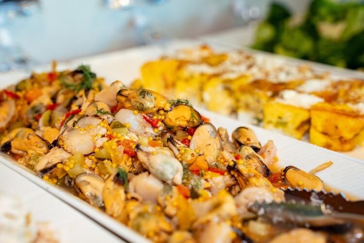 【朝食】新鮮な魚介をふんだんに使った、贅沢な一品。海の幸を存分にお楽しみください