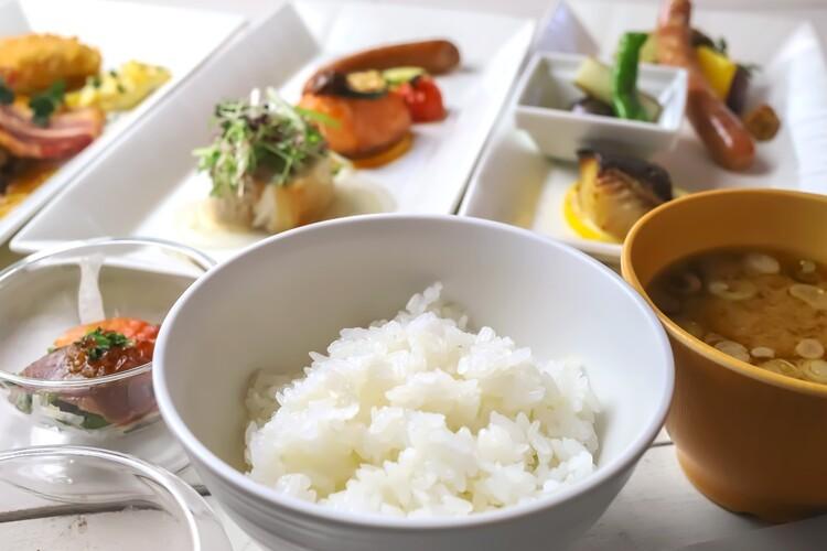 【朝食】北海道北空知産「ななつぼし」の白米と北海道産きのこの味噌汁