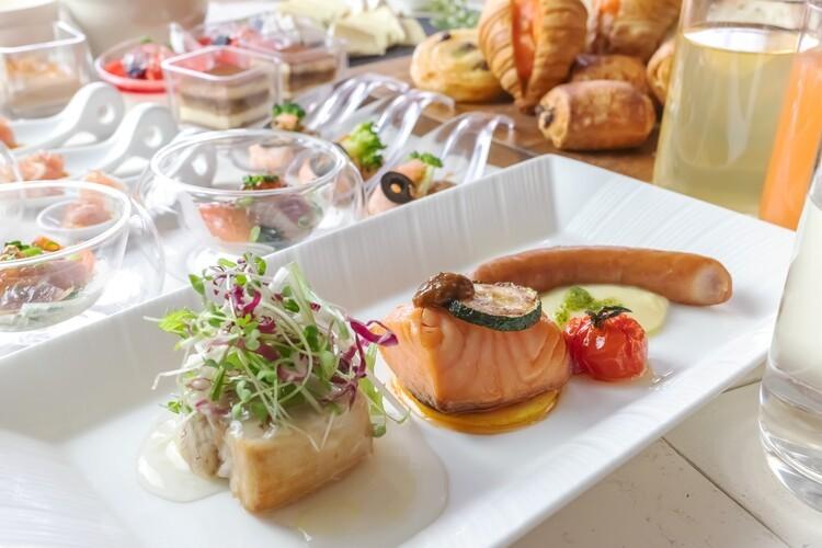 【朝食】日替わりメインプレートとブッフェメニュー例