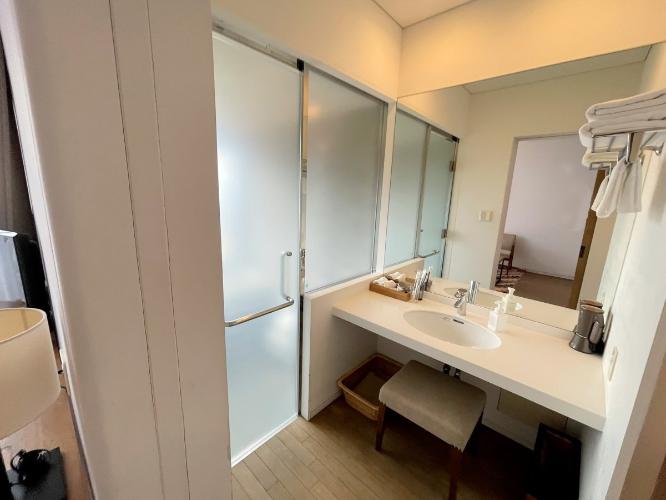 デラックスルームに備わる洗面です。バス・トイレ別。（お部屋により配置は異なります） 