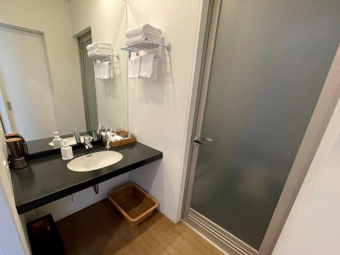 スーペリア客室のお部屋に備わる洗面です。バス・トイレ別。（お部屋により配置は異なります） 