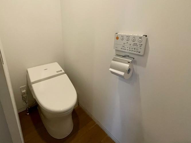 スーペリアルーム、デラックスルームに備わるトイレです。 
