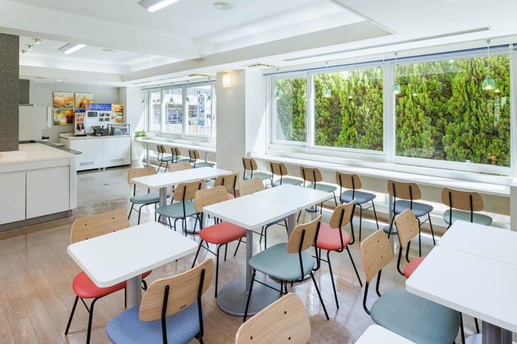 【ラウンジスペース】朝食での利用◆ウェルカムドリンクサービスとともに気ままにお過ごしください