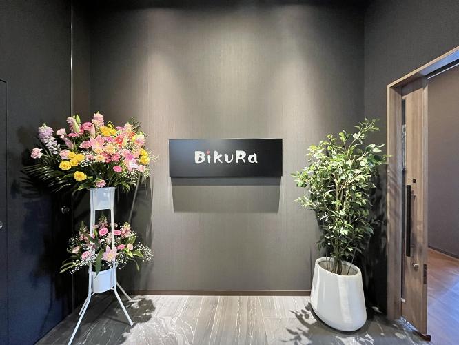 レストラン＜BiKuRa＞の入り口です。