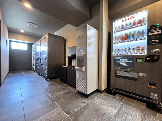 2Fには自動販売機コーナー(ソフトドリンク　アルコール　アイス)、電子レンジ、製氷機がございます。