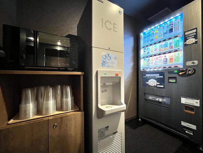 11Fには自動販売機コーナー(ソフトドリンク)、電子レンジ、製氷機がございます。