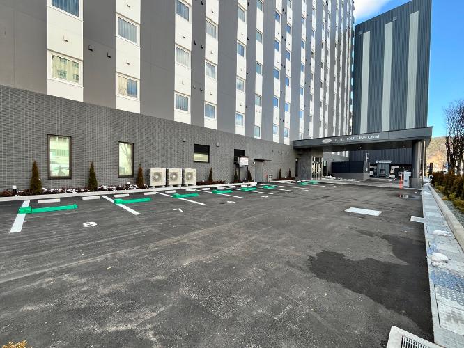 平面駐車場は1泊1,000円、タワー型立体駐車場は1泊700円でご利用いただけます。ご詳細は公式サイトにてご確認ください。