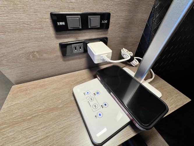 携帯充電器等のベッド周りの設備がございます。