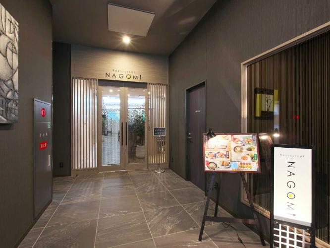 ホテル1Fにある「Restaurant NAGOMI」の入り口でございます。甚平などの室内着でご利用いただけます。